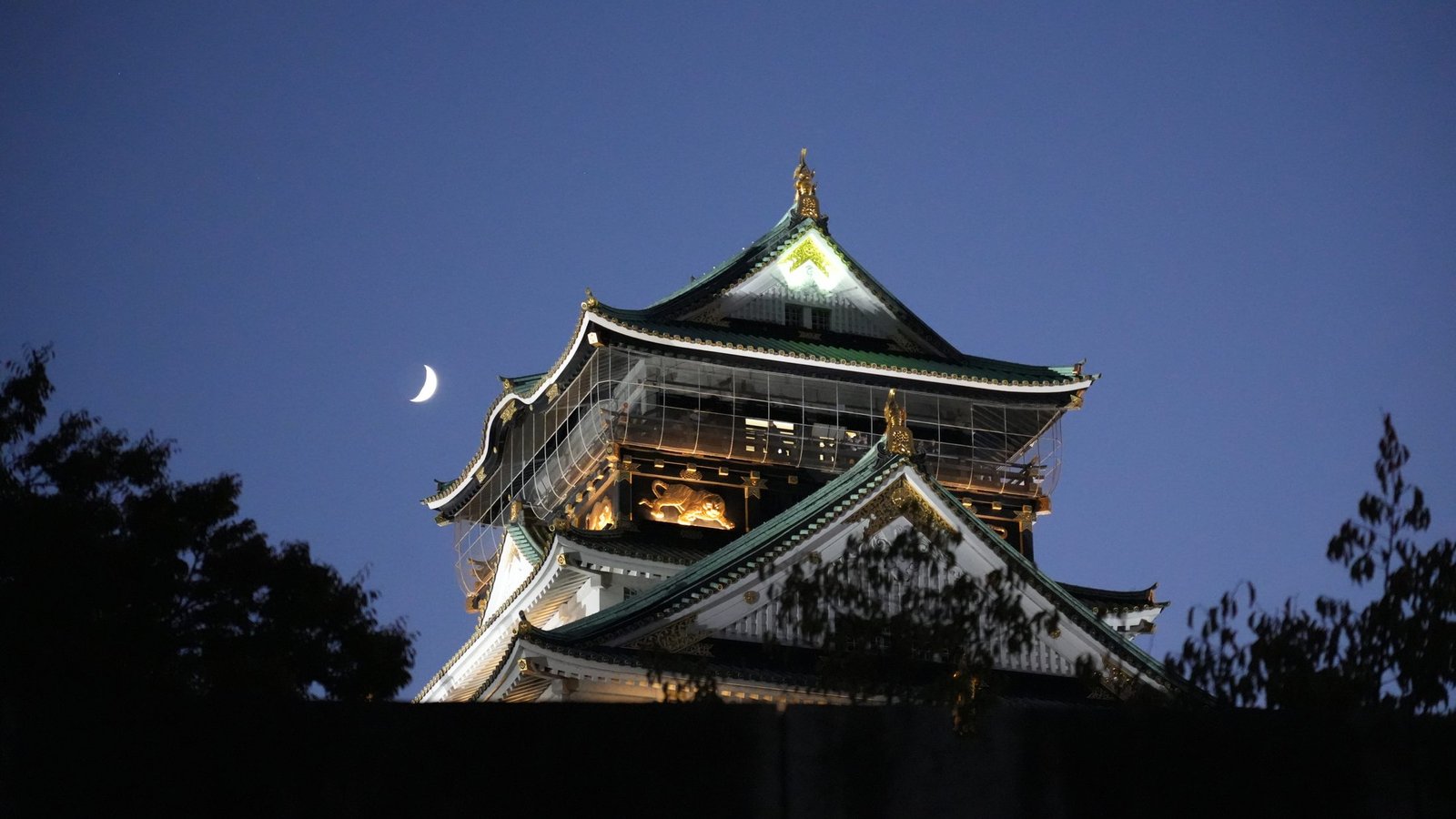 Ōsaka Castle in der blauen Stunde mit Mondsichel